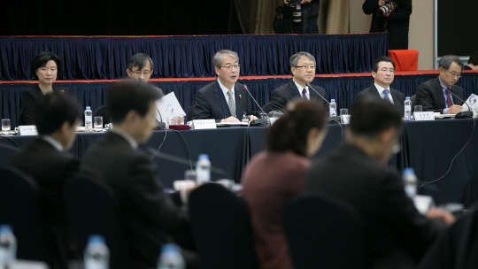 임종룡 금융위원장(뒷줄 왼쪽 세번째)이 27일 오후 서울 중구 예금보험공사에서 열린 2016년도 금융발전심의회 제1차 전체회의에서 인사말을 하고 있다. 임 위원장은 이날 대내외 불확실성으로 올 한 해가 금융시장을 위협하는 요인이 그 어느 때보다 많은 시점이라며 금융개혁과 더불어 금융 안정성 강화 노력을 강화해 나가겠다고 밝혔다.  사진=유동일기자 eddieyou@